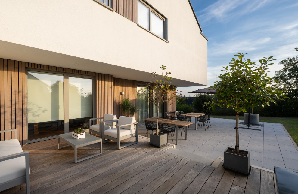 Große, Überdachte Moderne Terrasse neben dem Haus, im Erdgeschoss mit Verkleidung in Frankfurt am Main