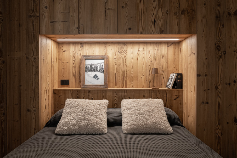 Idée de décoration pour une chambre chalet en bois de taille moyenne avec un mur marron, parquet foncé, un sol marron et un plafond en bois.