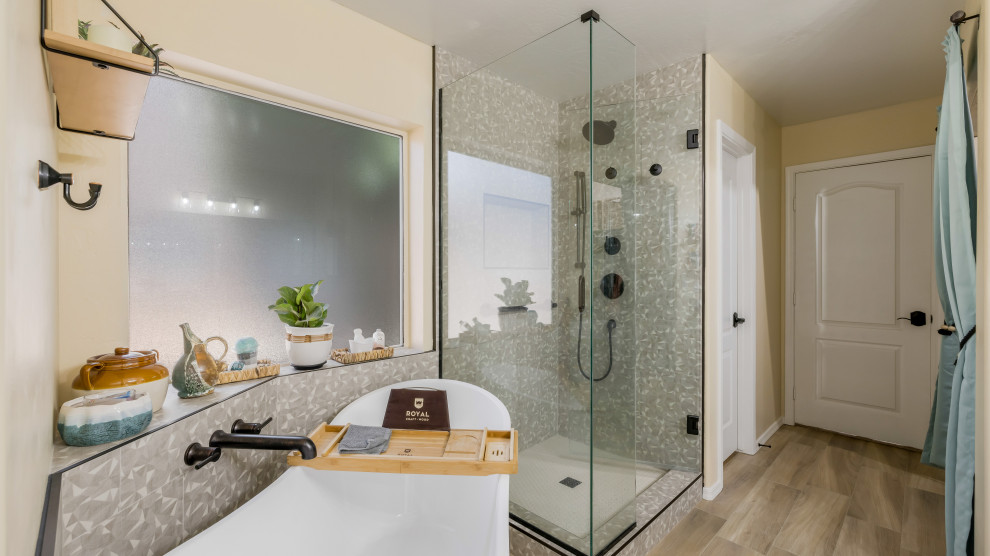 Idéer för att renovera ett stort funkis en-suite badrum, med ett fristående badkar, en hörndusch, grå kakel, porslinskakel, beige väggar, klinkergolv i porslin, brunt golv och dusch med gångjärnsdörr