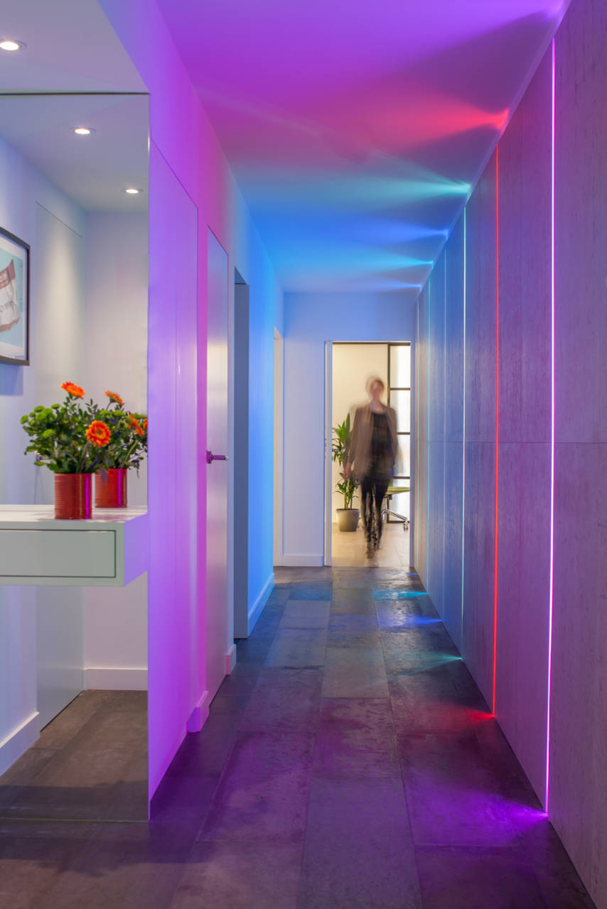Perfil de LED embutido e com cores variadas tornam esse corredor divertido.