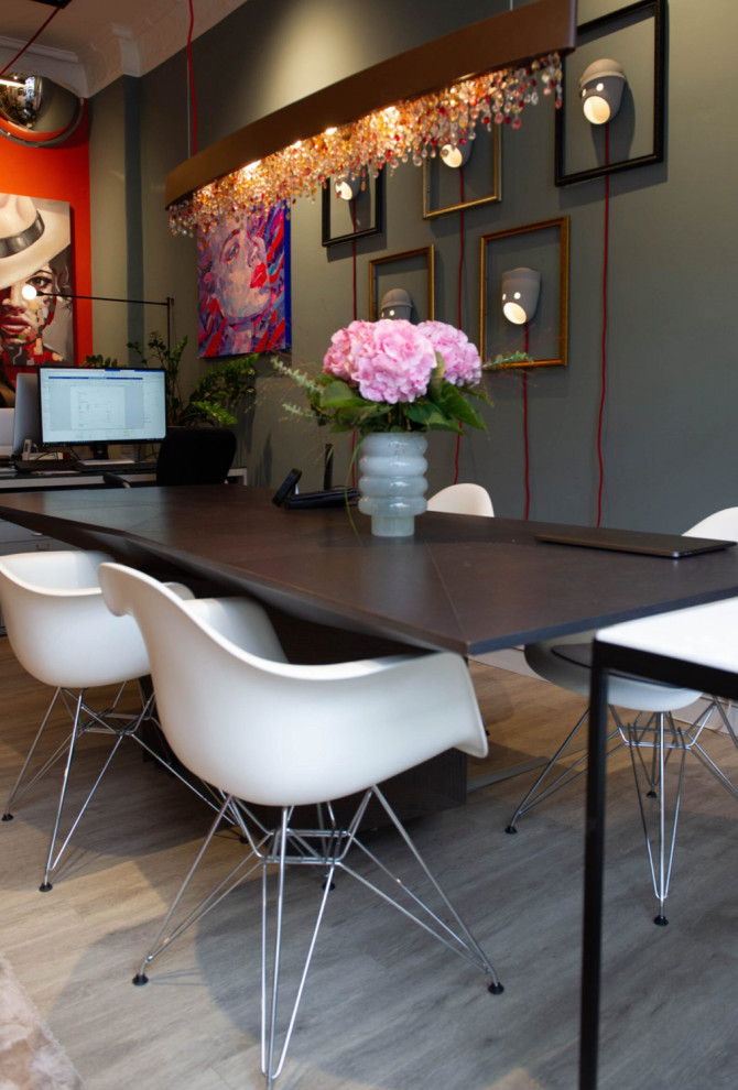 Ejemplo de despacho retro de tamaño medio con paredes azules, suelo de madera clara, chimenea de esquina, escritorio empotrado y suelo gris