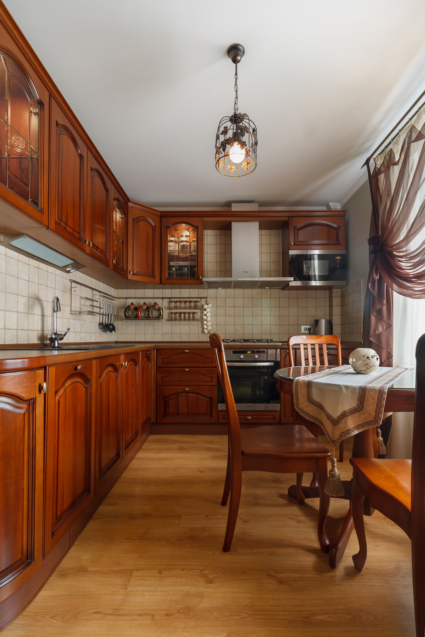 Трёхкомнатная квартира с кухней-гостиной в классическом стиле