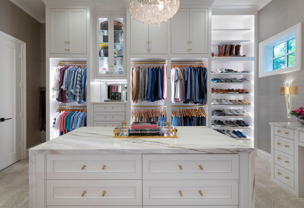 Imagen de armario vestidor unisex tradicional renovado grande con armarios con rebordes decorativos, puertas de armario blancas, moqueta y suelo beige
