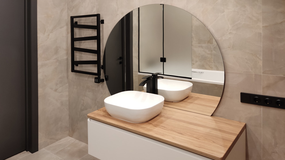 Пример оригинального дизайна: ванная комната в стиле модернизм с белыми фасадами, бежевой плиткой, столешницей из дерева, бежевым полом, бежевой столешницей, тумбой под одну раковину и подвесной тумбой