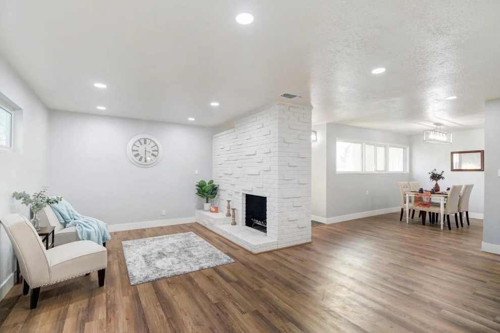Immagine di un piccolo soggiorno contemporaneo con pavimento in vinile
