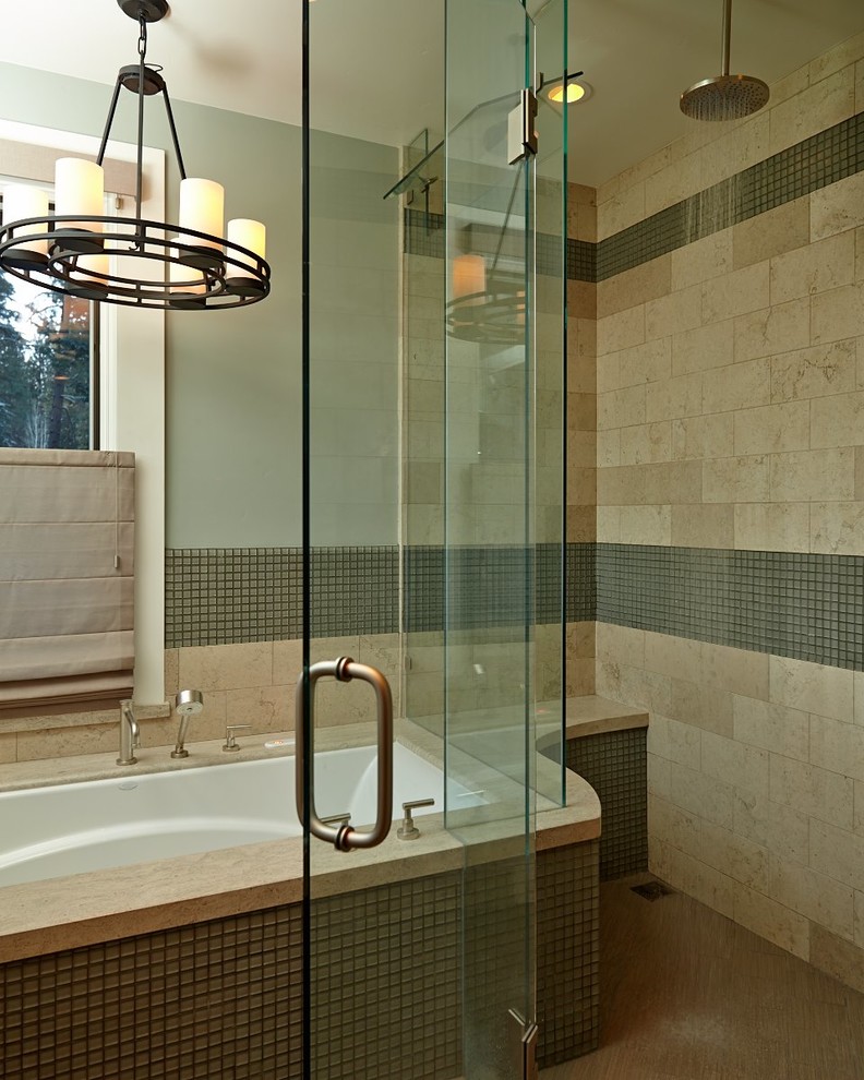 Источник вдохновения для домашнего уюта: большая главная ванная комната в современном стиле с плоскими фасадами, зелеными фасадами, полновстраиваемой ванной, угловым душем, зеленой плиткой, стеклянной плиткой, полом из керамогранита, врезной раковиной, столешницей из известняка и зелеными стенами