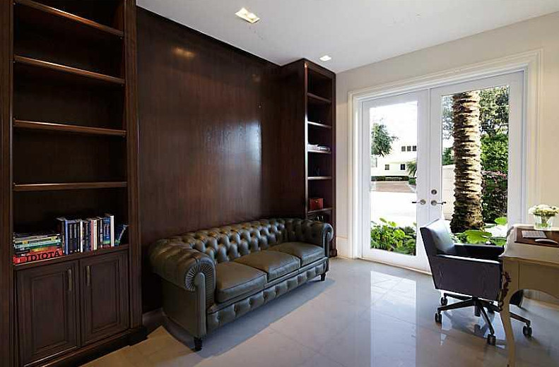 Transitional home design photo in Miami