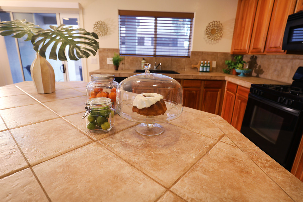 Transitional home design photo in Phoenix