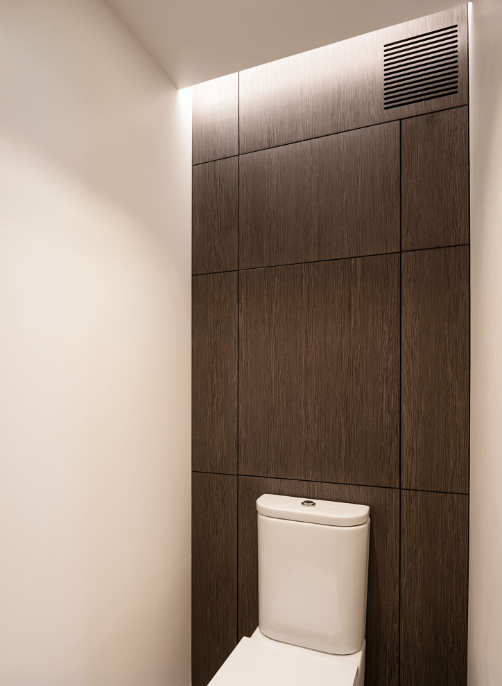 Mittelgroße Moderne Gästetoilette mit Toilette mit Aufsatzspülkasten, weißer Wandfarbe, Keramikboden, beigem Boden und Holzwänden in Paris