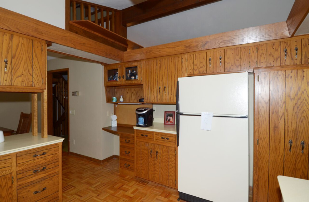 Eat-in kitchen - mid-sized transitional eat-in kitchen idea with an island