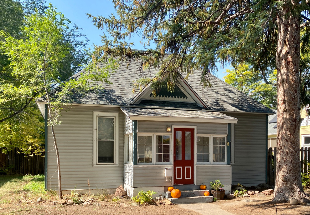 This is an example of a mid-sized traditional one-storey grey house exterior in Denver with concrete fiberboard siding, a gable roof and a shingle roof.