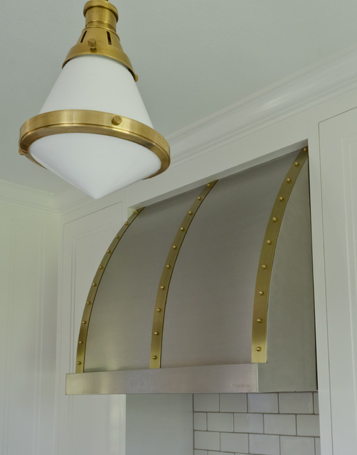 A white Monte Vista kitchen klassisch-kueche