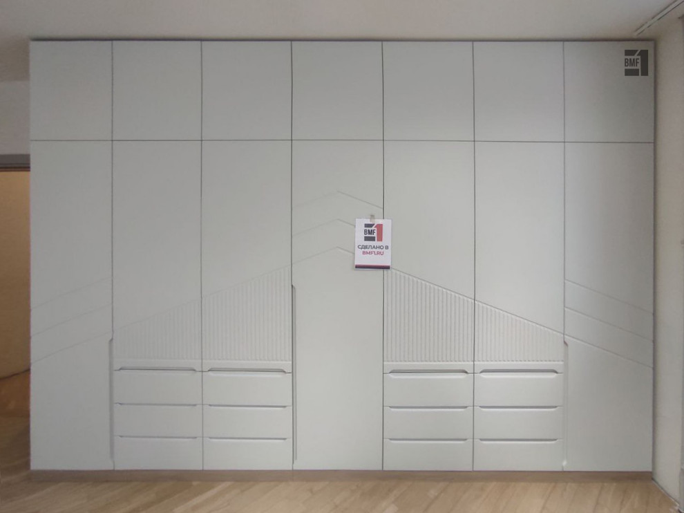 Вместительный шкаф с подстветкой