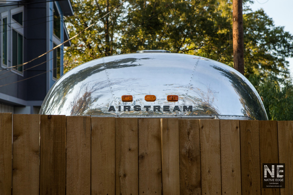 This is an example of a mid-sized rustic drought-tolerant side yard landscaping in Austin.