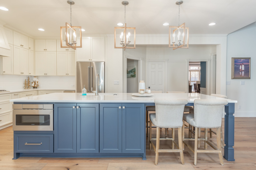 Kitchen - transitional kitchen idea in Atlanta