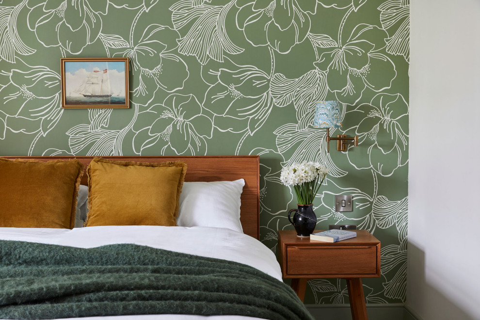 На фото: гостевая спальня среднего размера, (комната для гостей) с зелеными стенами, ковровым покрытием, серым полом, обоями на стенах и акцентной стеной