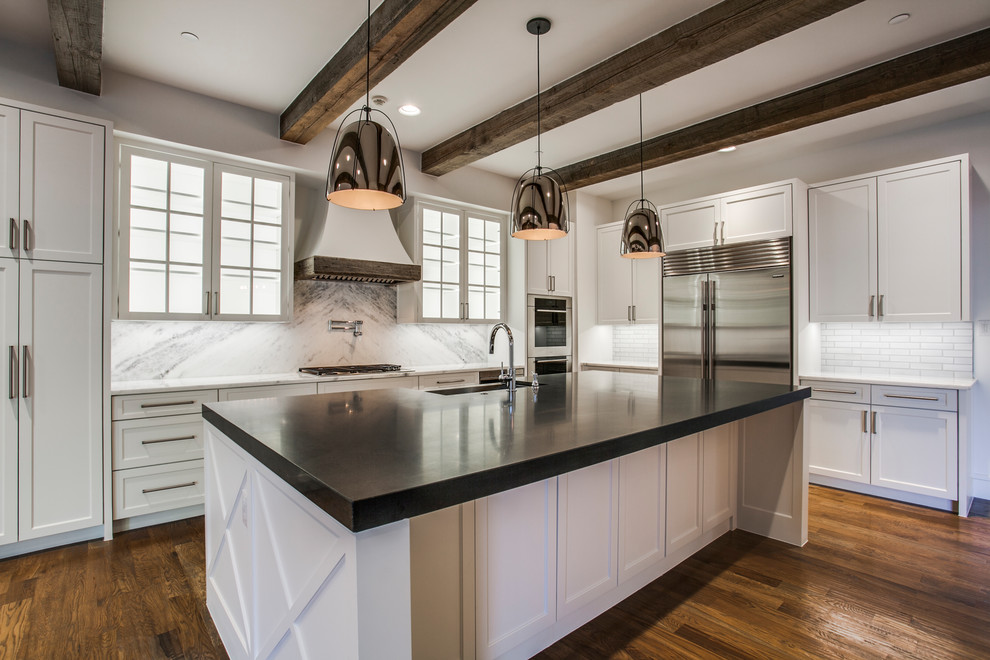 Kitchen - transitional kitchen idea in Dallas