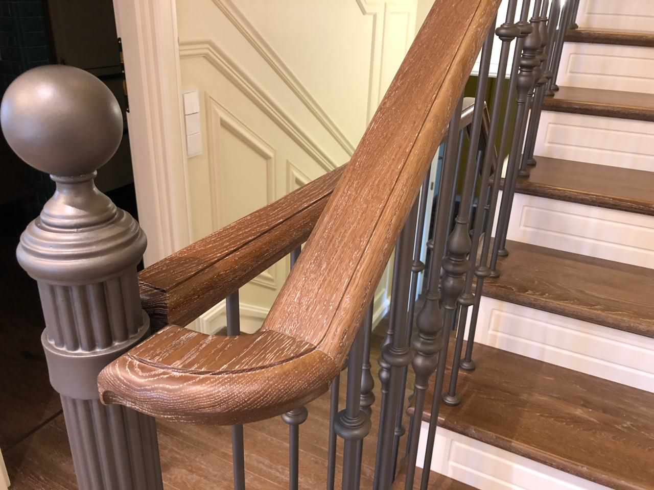 Облицовка лестниц из бетона с токарными стойками (2019)