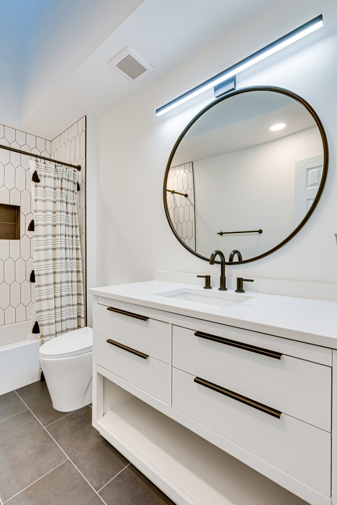 Источник вдохновения для домашнего уюта: маленькая ванная комната в стиле модернизм с белыми фасадами, накладной ванной, душем в нише, унитазом-моноблоком, белой плиткой, белыми стенами, полом из керамической плитки, черным полом, шторкой для ванной, белой столешницей, тумбой под одну раковину и подвесной тумбой для на участке и в саду