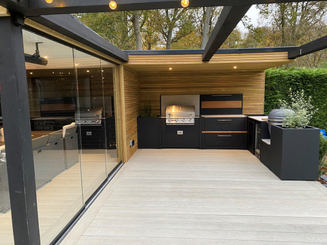 Outdoor kitchen in Berkhamsted courtyard