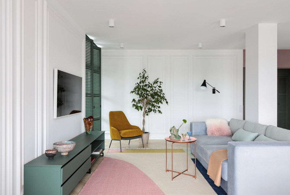 Mittelgroßes Modernes Wohnzimmer mit weißer Wandfarbe, braunem Holzboden, TV-Wand und braunem Boden in Sankt Petersburg
