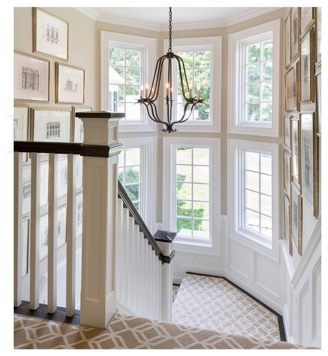 Пример оригинального дизайна: изогнутая лестница в стиле модернизм с ступенями с ковровым покрытием