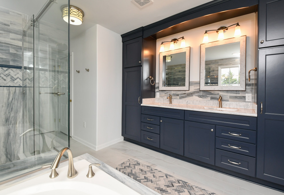 Ispirazione per una sauna di medie dimensioni con ante blu, vasca/doccia, lavabo integrato, top in marmo, panca da doccia, due lavabi e mobile bagno incassato