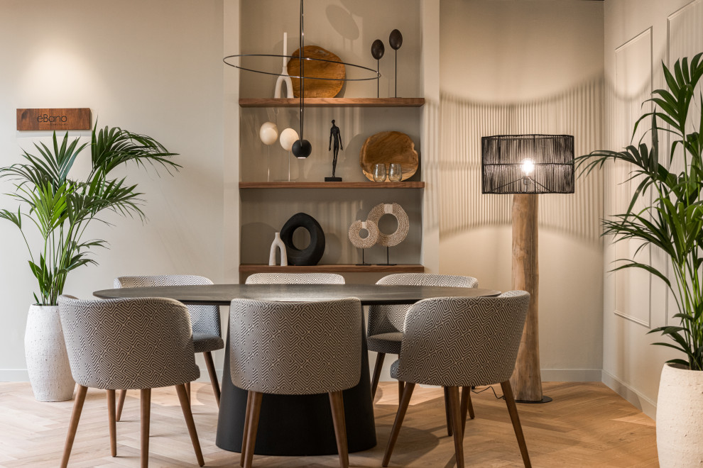 Comedor?[Imagen de comedor With paredes grises and suelo de madera clara ]:[Imagen de comedores With paredes grises and suelo de madera clara ]