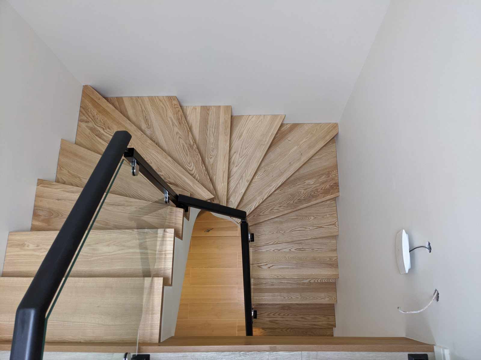 Лестница в стиле лофт со стеклом