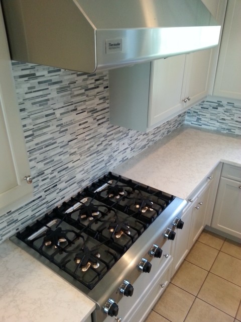 Example of a transitional porcelain tile eat-in kitchen design in Chicago with an undermount sink, shaker cabinets, gray cabinets, quartzite countertops, multicolored backsplash, porcelain backsplash, stainless steel appliances and an island
