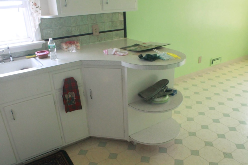 Inspiration for a mid-sized modern l-shaped medium tone wood floor eat-in kitchen remodel with a double-bowl sink, shaker cabinets, white cabinets, laminate countertops, beige backsplash, stone tile backsplash, white appliances and a peninsula