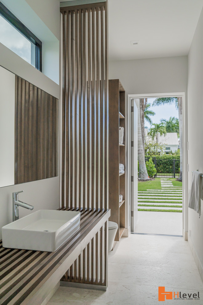 Moderne Gästetoilette mit weißer Wandfarbe, Zementfliesen für Boden und grauem Boden in Miami