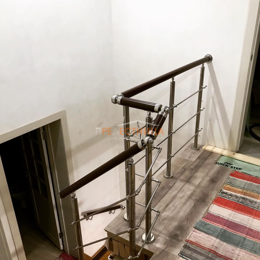 Idée de décoration pour un escalier en U de taille moyenne avec des marches en bois peint, des contremarches en métal et un garde-corps en matériaux mixtes.