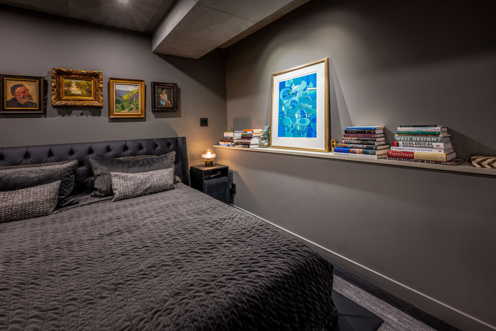 На фото: хозяйская спальня в стиле фьюжн с серыми стенами, темным паркетным полом и черным полом с