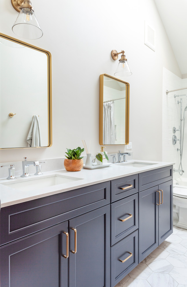 Пример оригинального дизайна: маленькая главная ванная комната в стиле модернизм с фасадами в стиле шейкер, синими фасадами, накладной ванной, душем над ванной, белой плиткой, керамической плиткой, столешницей из кварцита, шторкой для ванной, белой столешницей, тумбой под две раковины, встроенной тумбой, унитазом-моноблоком, белыми стенами, мраморным полом, консольной раковиной, белым полом, сводчатым потолком и нишей для на участке и в саду
