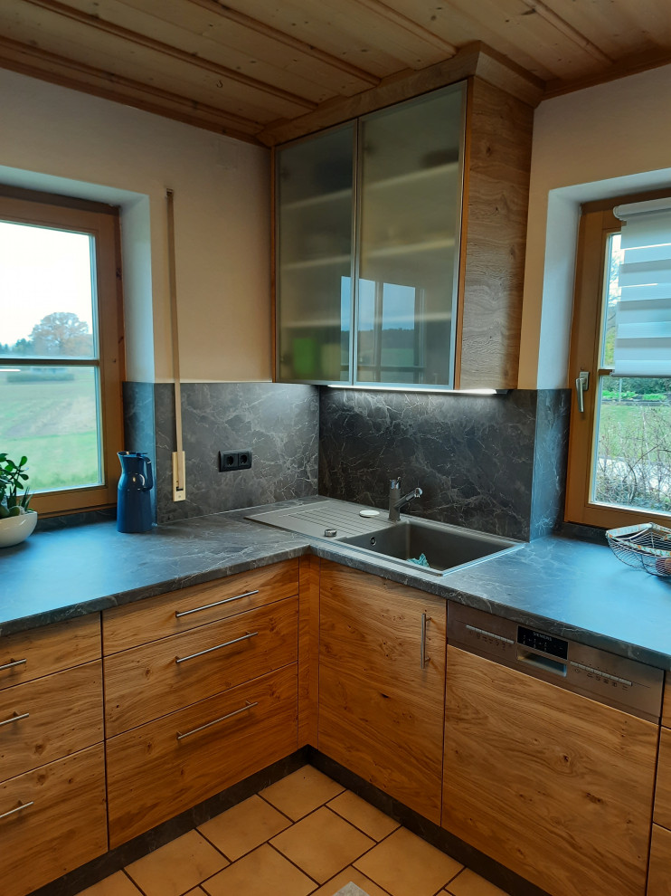 Moderne Küche mit Einbauwaschbecken, Laminat-Arbeitsplatte, Küchenrückwand in Grau, schwarzen Elektrogeräten, beigem Boden, grauer Arbeitsplatte, Holzdecke und kleiner Kücheninsel in Nürnberg