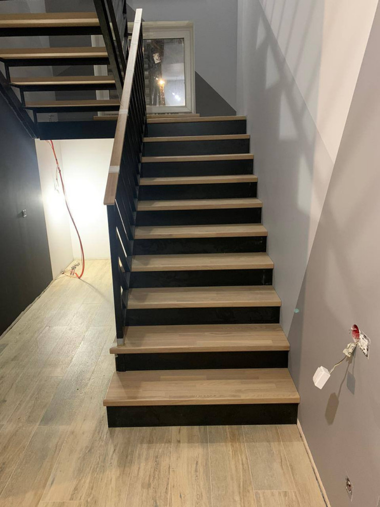 Комбинированная лестница на металлическом каркасе