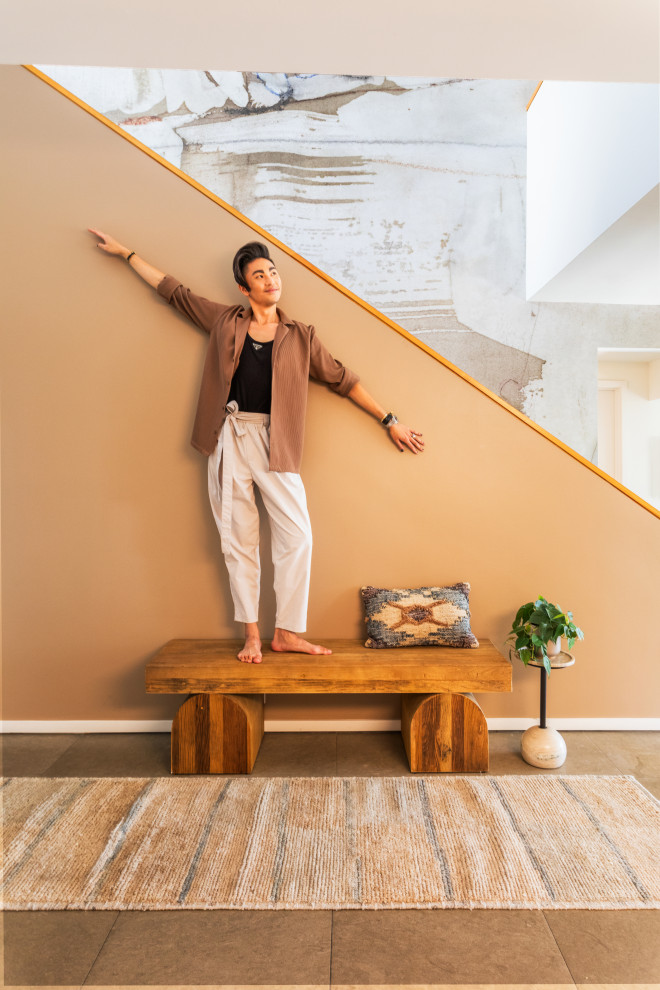 Exemple d'un grand escalier tendance en L avec des marches en bois peint, des contremarches en bois et du papier peint.