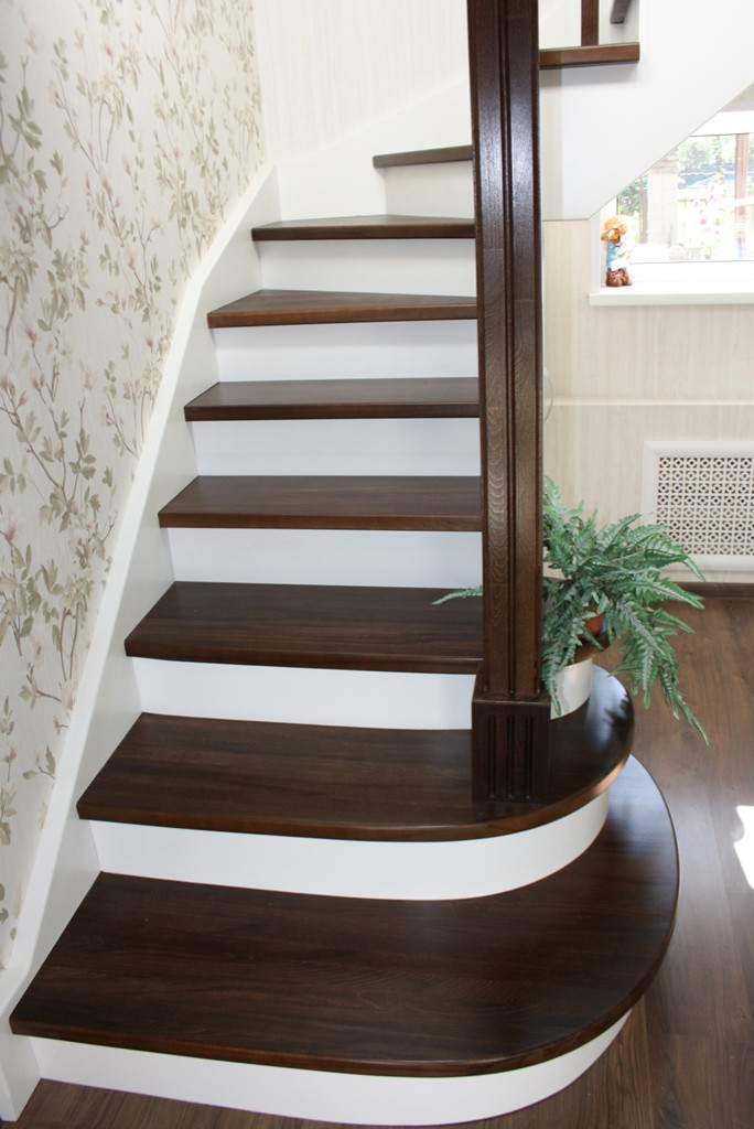 Лестница из бука с контрастной покраской