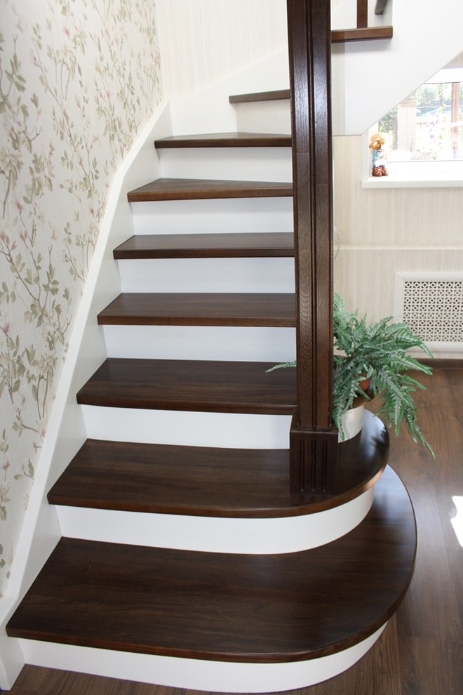 Лестница из бука с контрастной покраской