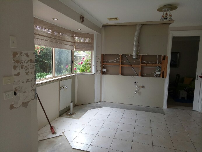 A NEW Kitchen that suits a stylish home