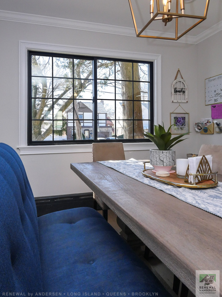 Immagine di una sala da pranzo aperta verso la cucina di medie dimensioni con pareti grigie, parquet chiaro, nessun camino e pavimento beige