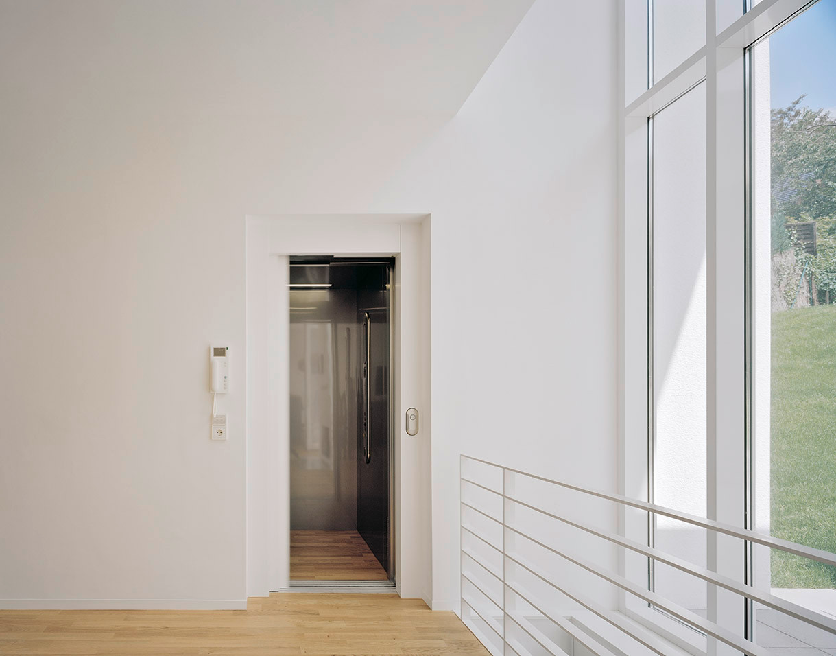 モダンスタイル廊下のおしゃれなインテリア 収納 実例画像 壁紙 ハウズ 21年9月 Houzz