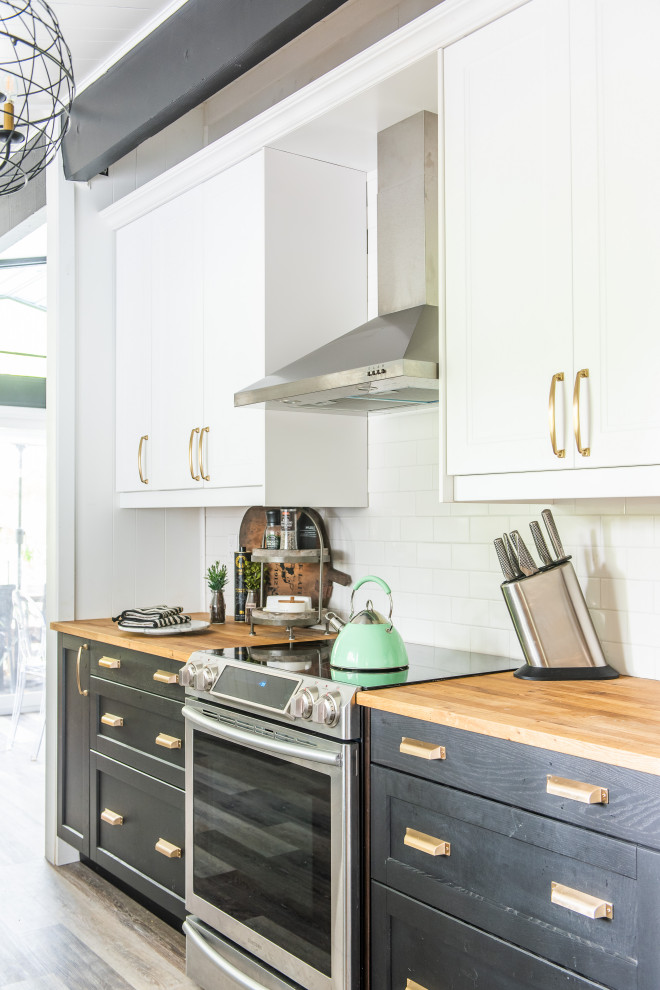 Example of a transitional home design design in Toronto