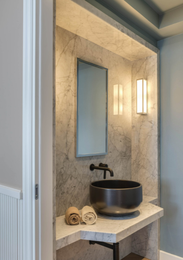 Esempio di un bagno di servizio minimal di medie dimensioni con top in marmo