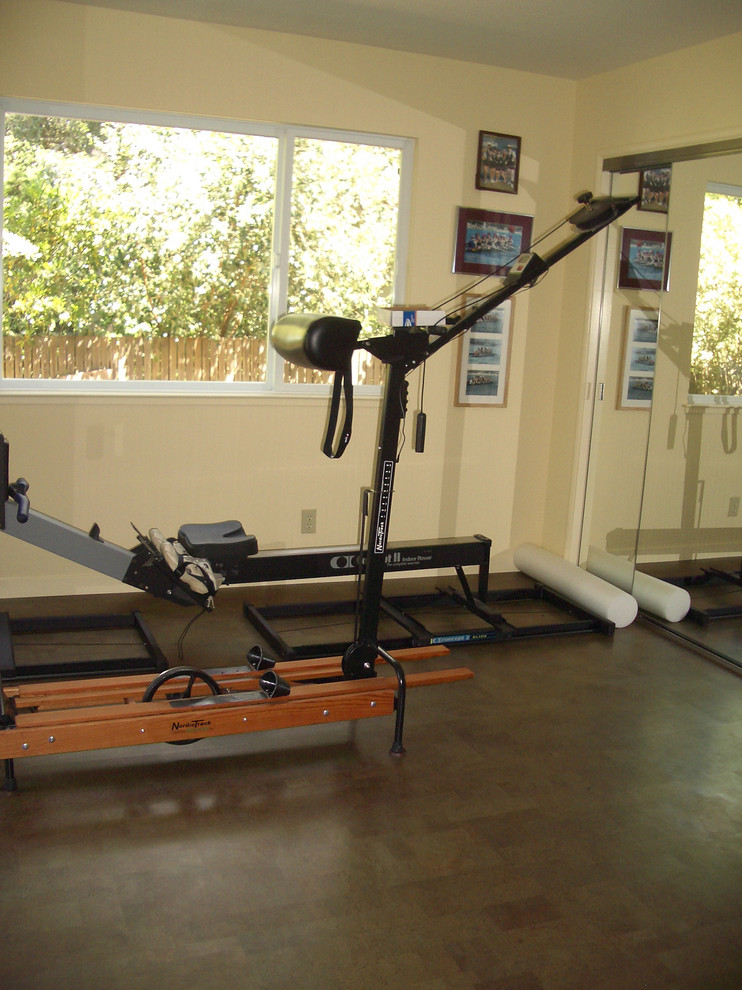 This is an example of a contemporary home gym in San Francisco.