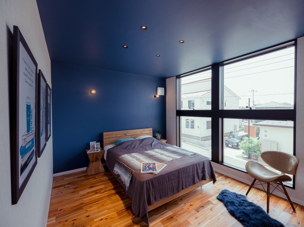 Foto de dormitorio principal, gris y gris y negro minimalista de tamaño medio con paredes negras, suelo de madera en tonos medios, suelo marrón, papel pintado y papel pintado