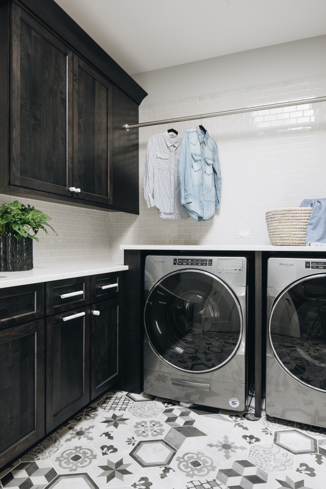 Mittelgroße Klassische Waschküche mit Waschmaschine und Trockner nebeneinander in Chicago