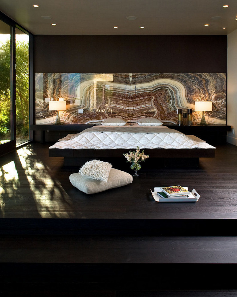 Esempio di una camera da letto moderna