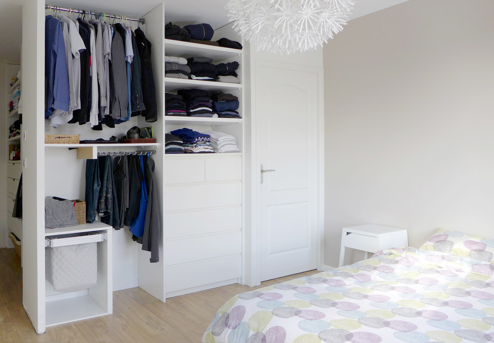 Chambre parentale?[Exemple de chambre parentale With un mur blanc, parquet clair, aucune cheminée and un sol marron.]:[Exemple de chambres parentales With un mur blanc, parquet clair, aucune cheminée and un sol marron.]